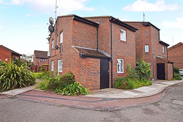 1 Bedroom Flat For Sale In Stanborough Close, Hampton, TW12