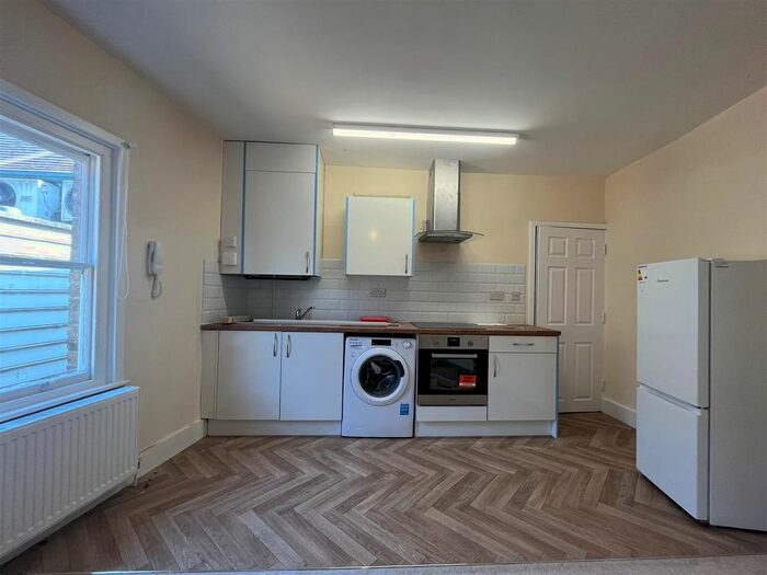 1 Bedroom Flat To Rent In Sun Street, Waltham Abbey, EN9