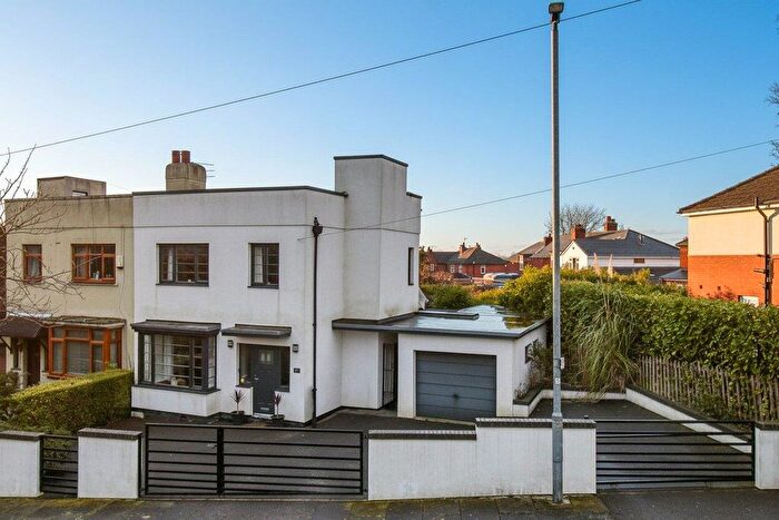 3 Bedroom Semi Detached House For Sale In Eden Avenue, Wakefield, WF2