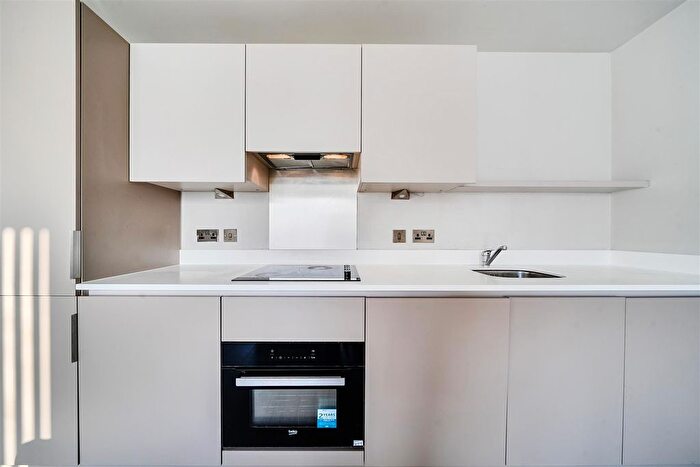 2 Bedroom Flat To Rent In Steel House, The Metalworks, Petersfield Avenue, Slough, SL2