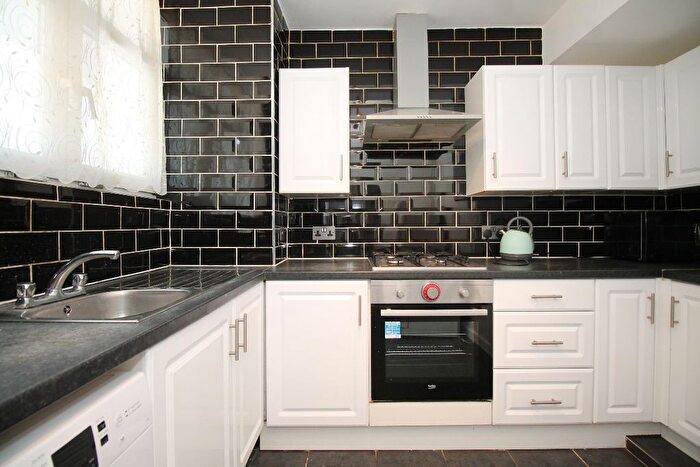 3 Bedroom Maisonette To Rent In Southwater Close, Limehouse, E14