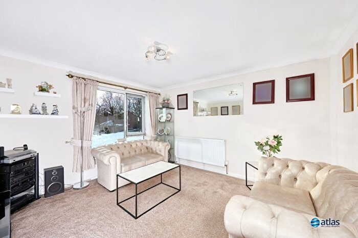 2 Bedroom Flat For Sale In Cavell Close, Woolton, L25