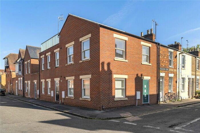 3 Bedroom Terraced House To Rent In Beautiful Newly Refurbished Bed, OX2