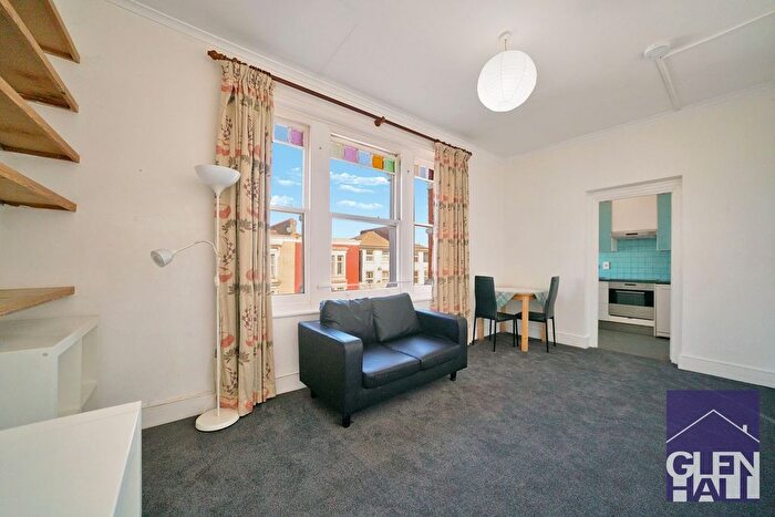 1 Bedroom Flat For Sale In - Friern Barnet Road, London, N11