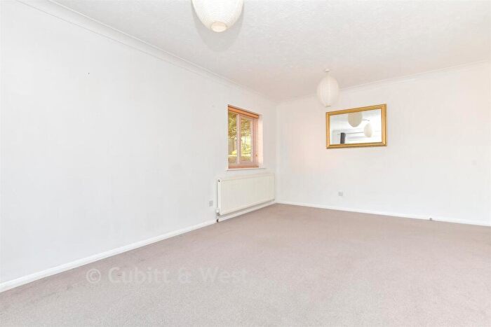 2 Bedroom Apartment For Sale In Court Bushes Road, Whyteleafe, Surrey, CR3