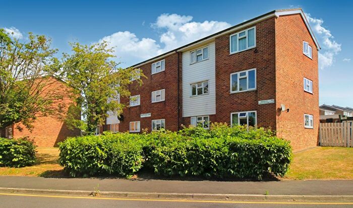 2 Bedroom Flat To Rent In Owlets Hall Close, Hornchurch, RM11