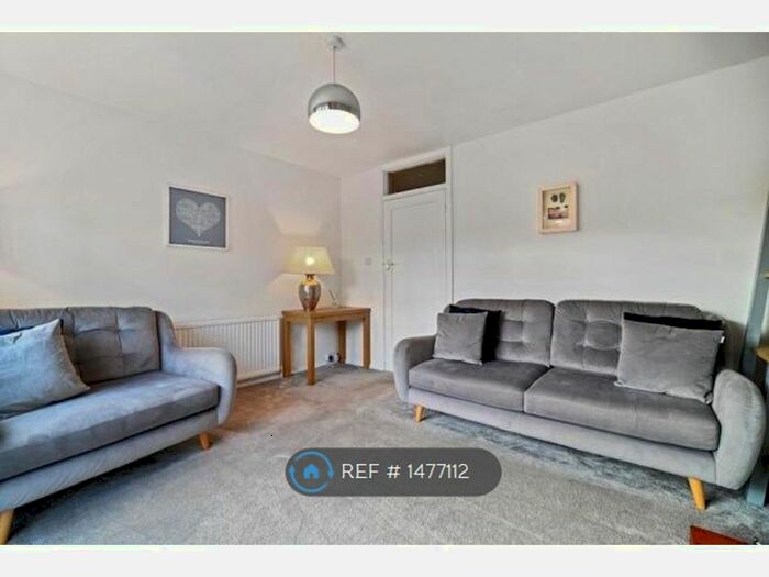 3 Bedroom Flat To Rent In Crown Court, London, SE12