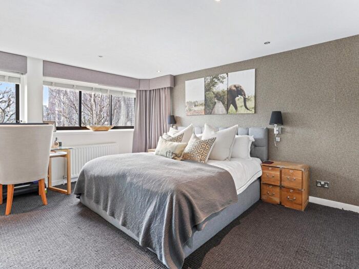 2 Bedroom Flat For Sale In Grosvenor Road, London, SW1V