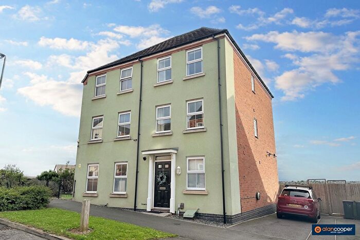 4 Bedroom Semi-detached House For Sale In Brights Road, Nuneaton, CV10