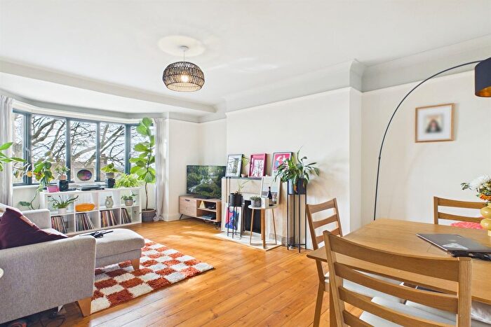 2 Bedroom Flat For Sale In Hilldown Court, Streatham High Road, SW16