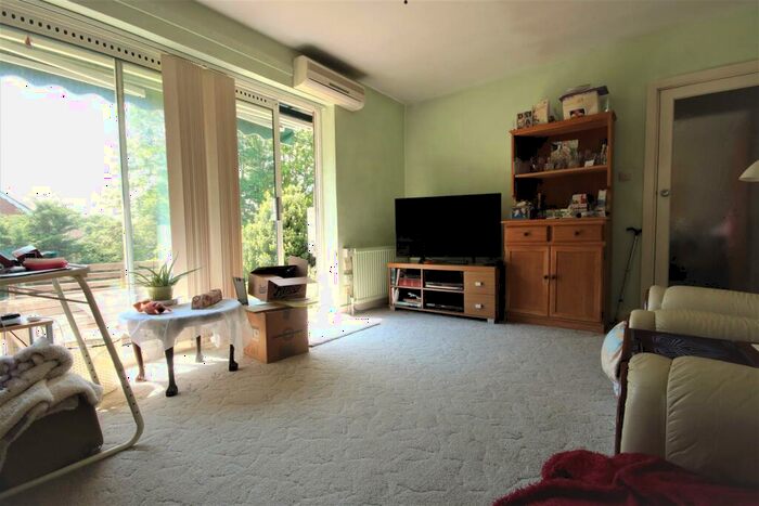 3 Bedroom Detached Bungalow For Sale In Ermyn Way, Ashtead/leatherhead, KT22
