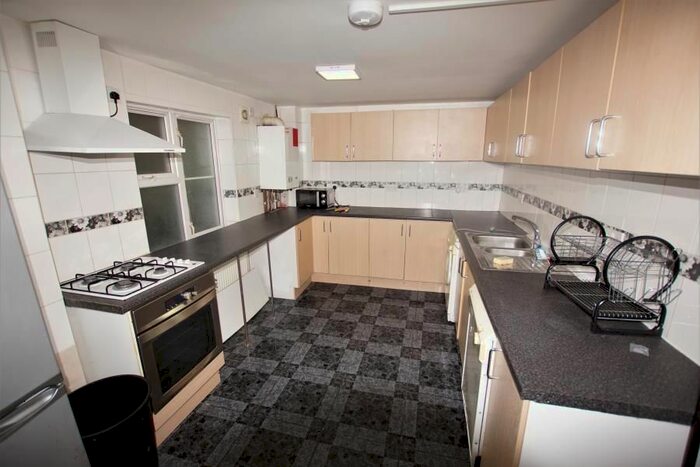 3 Bedroom Flat To Rent In Bristol Road, Selly Oak, Birmingham, B29