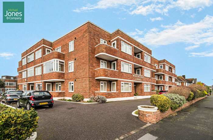2 Bedroom Flat To Rent In Winchelsea Gardens, Worthing, West Sussex, BN11