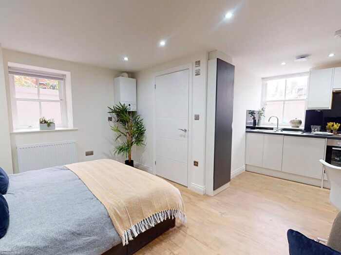 Apartment To Rent In Apt, Clarendon Road #, LS2