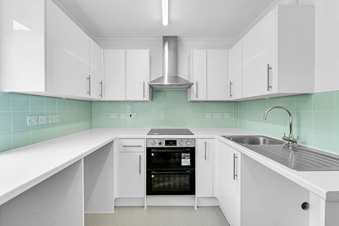 1 Bedroom Flat For Sale In Douglas Road, Stanwell, Staines-Upon-Thames, TW19