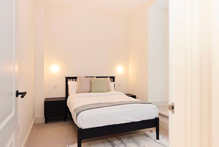 2 Bedroom Flat To Rent In Mile End Road, Tower Hamlets, London, E1
