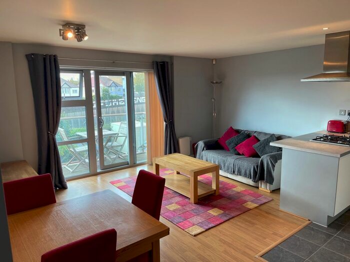 2 Bedroom Flat To Rent In Queen Mary Avenue, London, E18