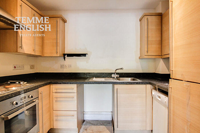 2 Bedroom Flat For Sale In Bridge Road, Wickford, Essex, SS11