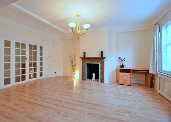 3 Bedroom Flat For Sale In Wellington Court, St John's Wood, London, NW8