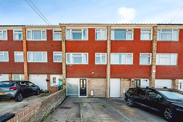 4 Bedroom Terraced House For Sale In Cam Mead, Aylesbury, HP21