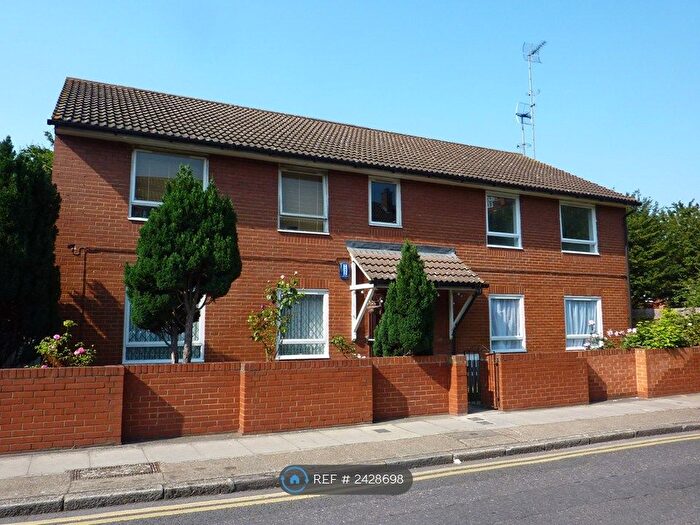 3 Bedroom Flat To Rent In Clark Street, London, E1