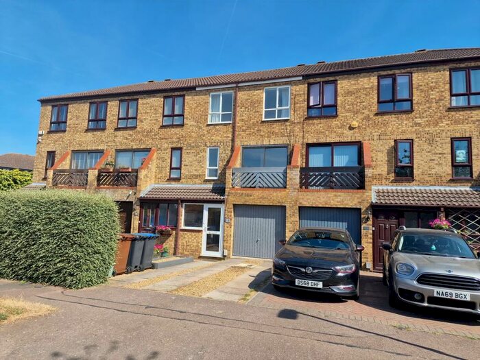 3 Bedroom Town House To Rent In Rivenhall End, Welwyn Garden City, AL7