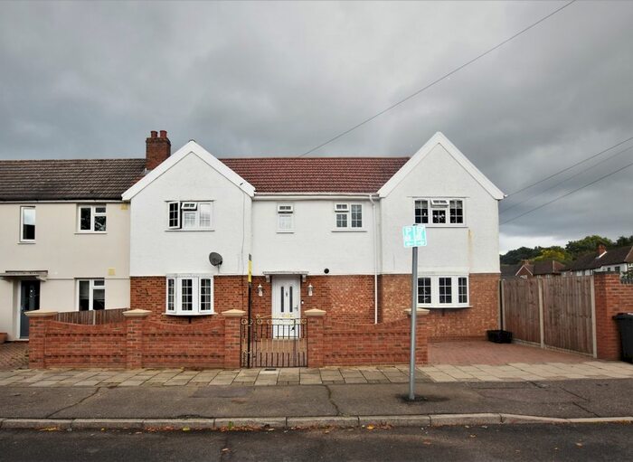 3 Bedroom Semi-Detached House To Rent In Holmcroft Way, Bromley, BR2