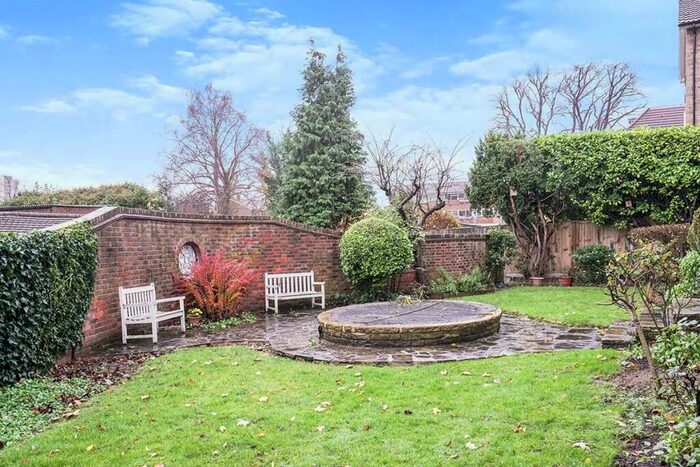 2 Bedroom Flat To Rent In Park Manor, Christchurch Park, Sutton, SM2