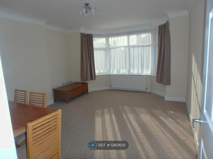 2 Bedroom Flat To Rent In Bassett Close, Southampton SO16