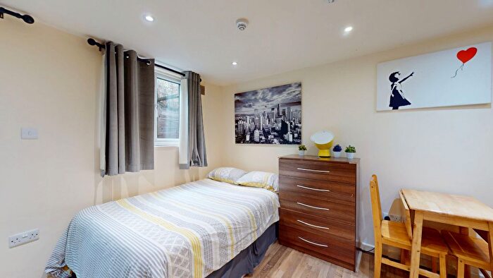 Studio To Rent In Ash Grove, London, NW2