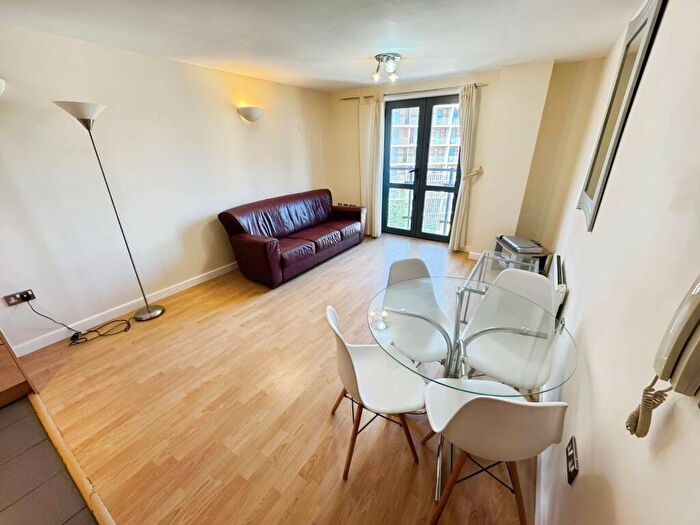 2 Bedroom Flat To Rent In City Walk, Leeds, West Yorkshire, LS11