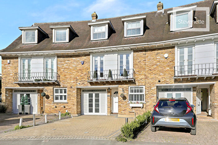 4 Bedroom Town House To Rent In Theydon Grove, Epping, Essex, CM16
