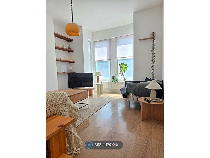 2 Bedroom Flat To Rent In Walthamstow, London, E17