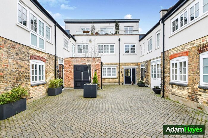 2 Bedroom Apartment For Sale In Cornwall Avenue, Finchley, N3
