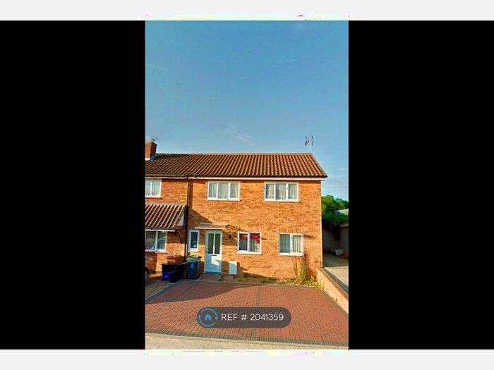 2 Bedroom Maisonette To Rent In Baddeley Close, Stevenage, SG2