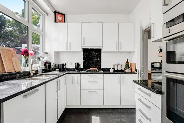 3 Bedroom Flat To Rent In Hoop Lane, Golders Green, NW1