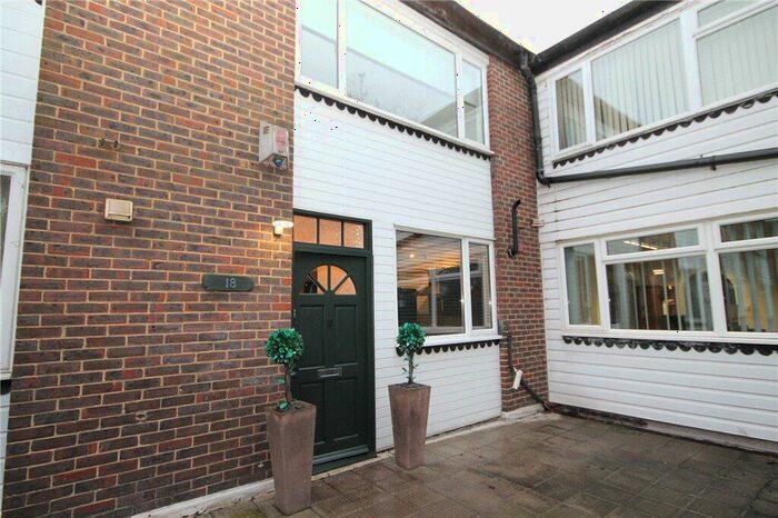 2 Bedroom Flat To Rent In Tattenham Crescent, Epsom, Surrey, KT18