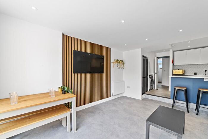 6 Bedroom Terraced House To Rent In Rhymney Street, Cathays, CF24