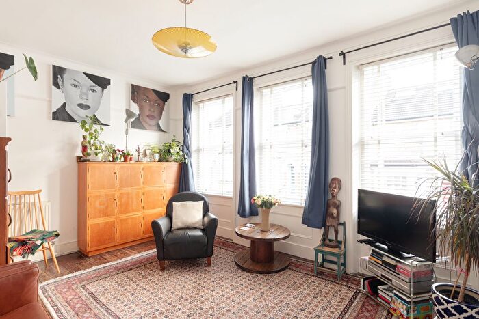 3 Bedroom Flat For Sale In Ivanhoe Road, London, SE5