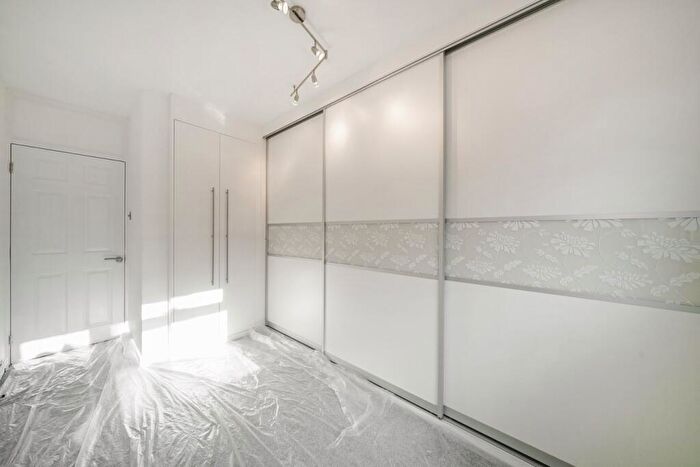 2 Bedroom Flat For Sale In Giffin Street, London, SE8