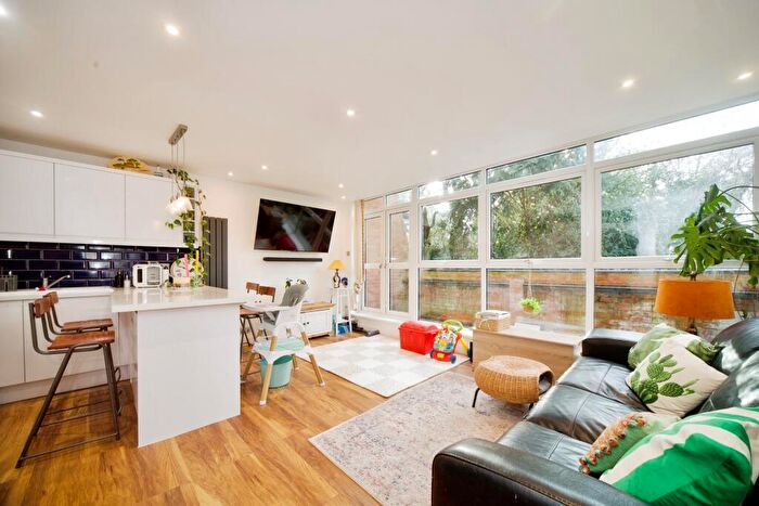 2 Bedroom Flat For Sale In Beecholme, Woodside Park Road, N12