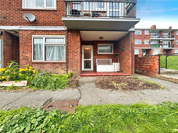 1 Bedroom Apartment For Sale In Chapel Road, Camberley, Surrey, GU15