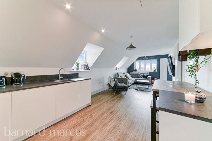 2 Bedroom Flat For Sale In Dover Road, Tadworth, KT20