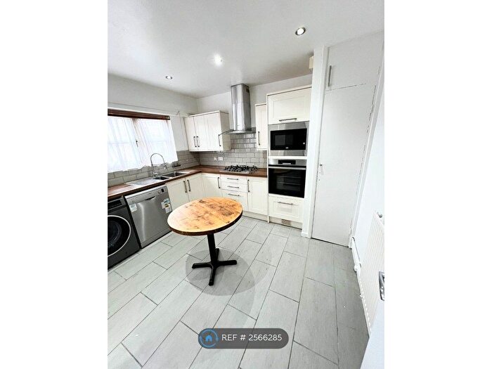 3 Bedroom Maisonette To Rent In Haslewood Court, Leeds, LS9