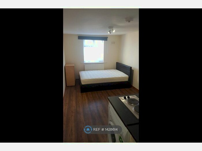 Studio To Rent In Wakefield Road, London, N15