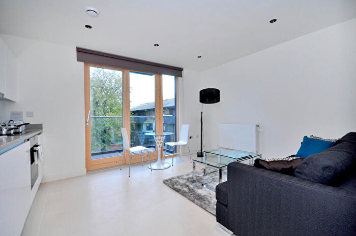 Flat To Rent In Wapping Lane, Cobblestone Square, Wapping, London, E1W