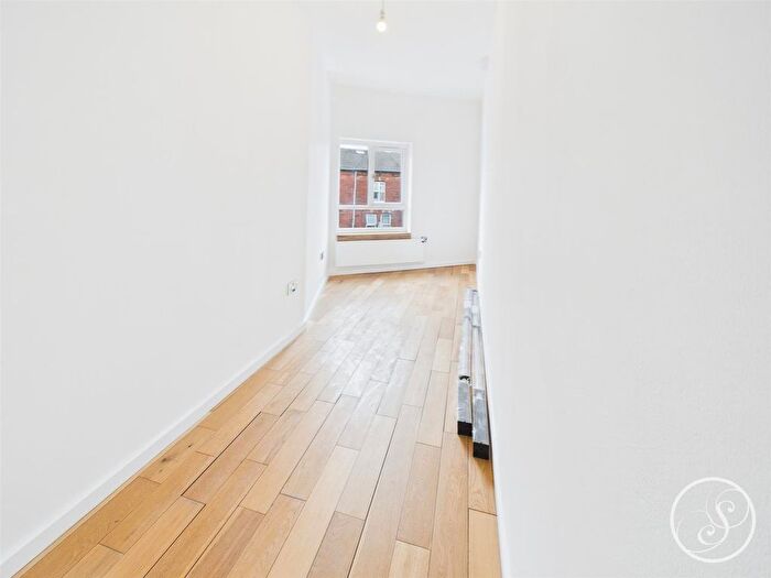 3 Bedroom Flat To Rent In Roundhay Road, Leeds, LS8