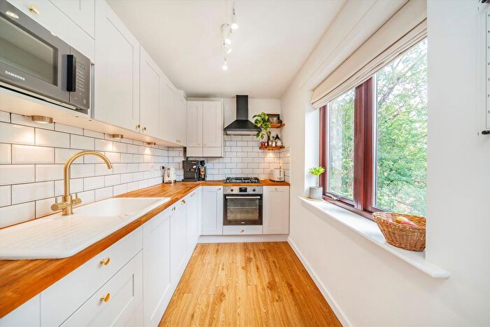 2 Bedroom Flat For Sale In Gunnersbury Lane, Acton, W3