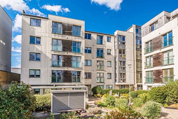 1 Bedroom Flat To Rent In Garden Road, Richmond, TW9