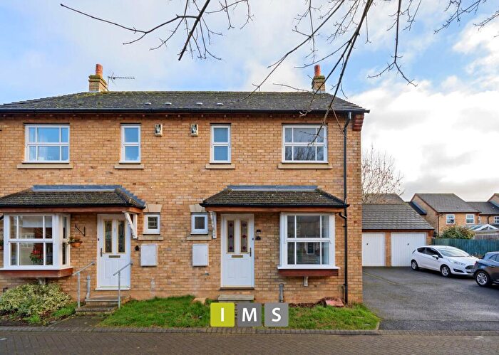 3 Bedroom Semi Detached House To Rent In Larkspur Square, Bicester, OX26
